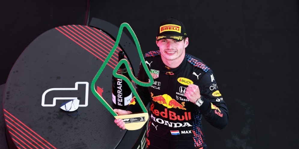 GP Stiria, Verstappen trionfa e allunga su Hamilton. Ferrari: Sainz 6° e Leclerc 7°