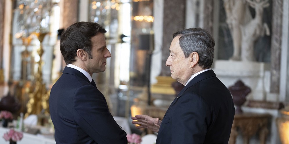 Il Presidente francese, Emmanuel Macron, con il Presidente del Consiglio, Mario Draghi